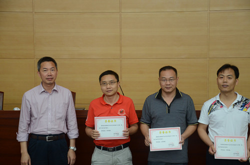 4、市æ•?学能手与校长合影_副æ??jpg