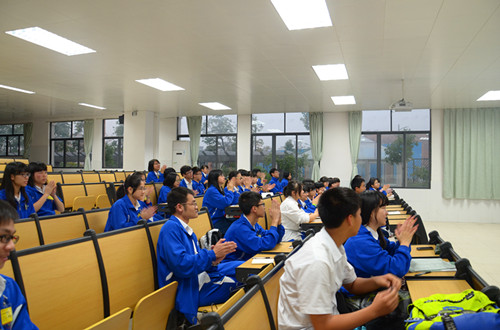 对同学的精彩示范报以热烈掌声_副本.jpg