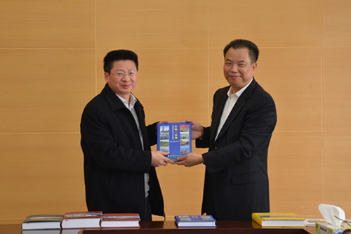 杨靖波局长向况国平副校长赠é?地方志_副本.jpg