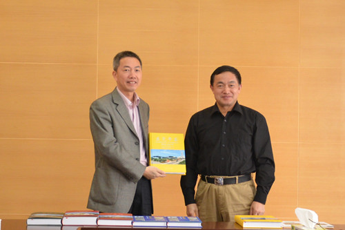 金行中副秘书长向詹海潮校长赠送东莞年鉴_副本2.jpg