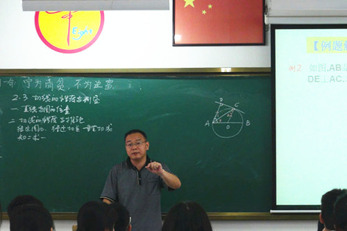 我校黄国斌è?师的示范课_副本.jpg