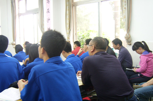 2莞中ç‰?理教师与学生同坐听课_副本.jpg