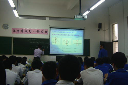 1莞中æ?老师与学生密切互动_副本.jpg