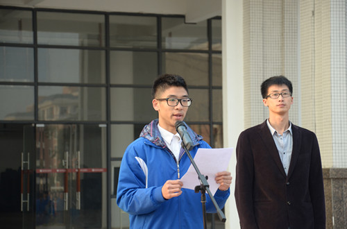 4、高äº?ï¼?2)ç?汪泳钊同学做国旗下眼就爱那个_副本.jpg