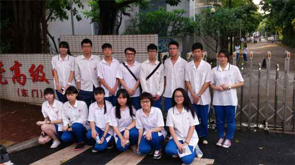 两校学ç