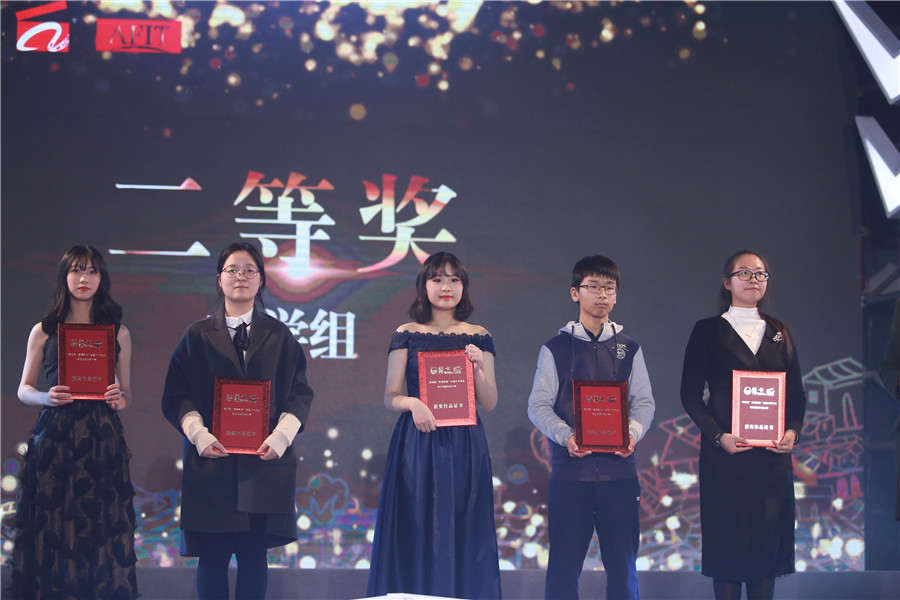 微电影社社长高二6班丁乐彤《我有故事，你有时间吗？》《不一YOUNG的军训年华》分别荣获全国二三等奖.jpg