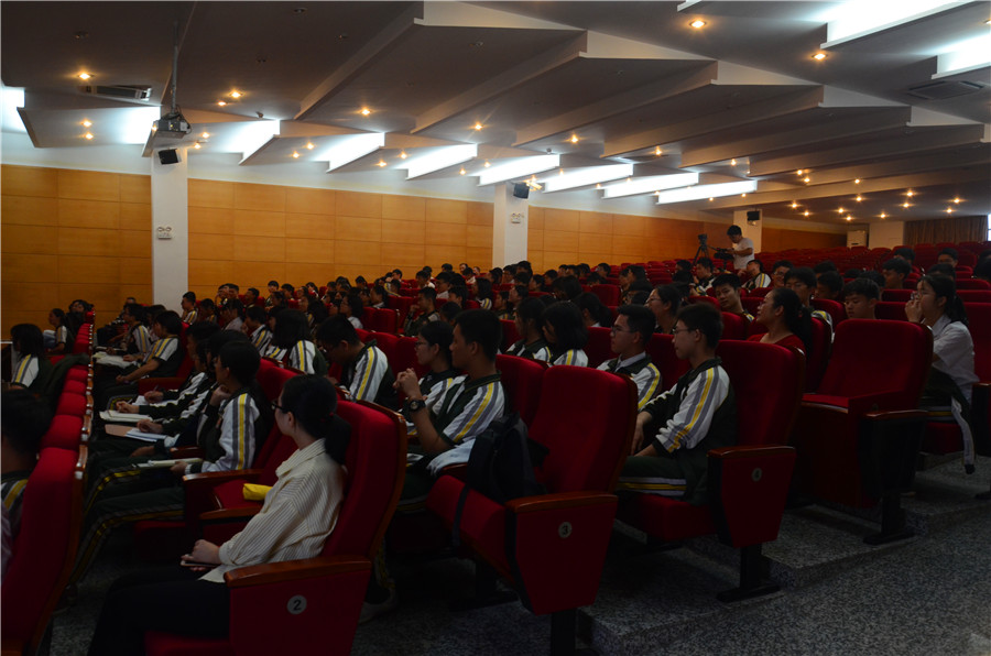 现场师生认真聆听.JPG
