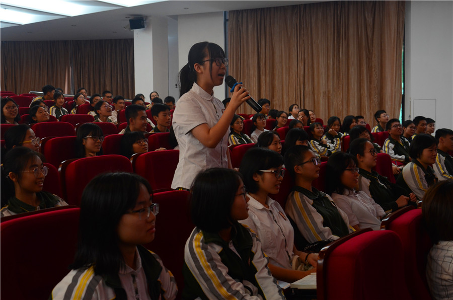 学生踊跃参与互动.JPG
