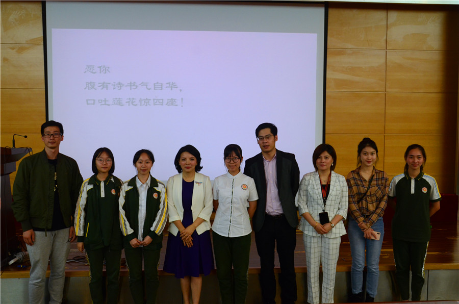 叶纯老师与工作人员亲切合影.JPG