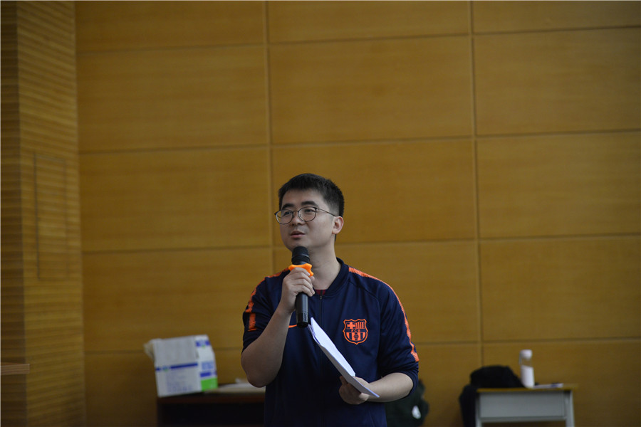 5.评委谢鑫老师做点评.JPG