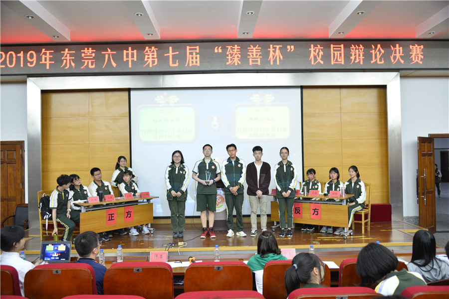 6.评委杨昊达学长为季军队伍颁奖.JPG