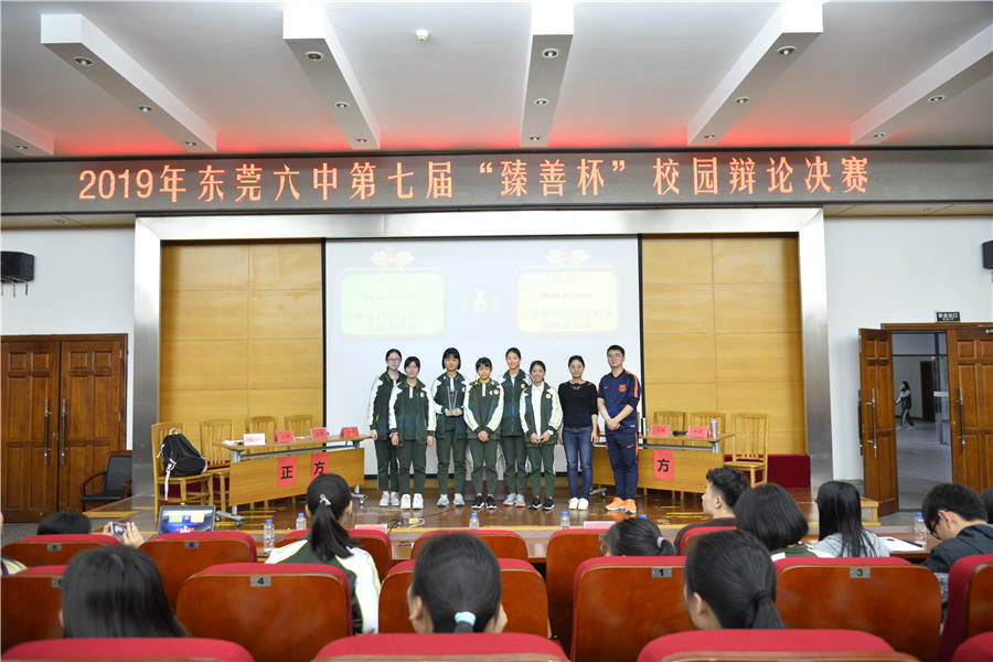 9.谢鑫老师为冠军队伍颁奖.JPG