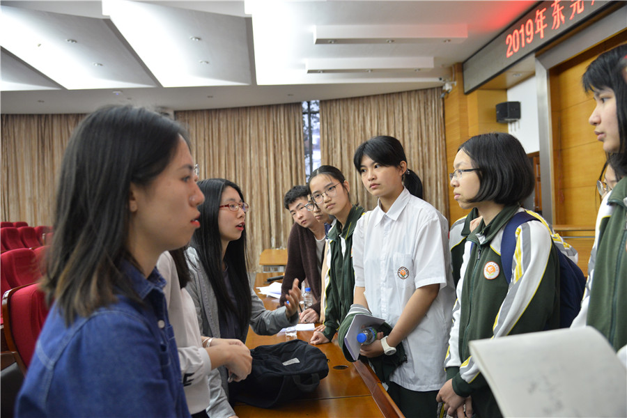 10.赛后辩论队员们积极向评委请教.JPG