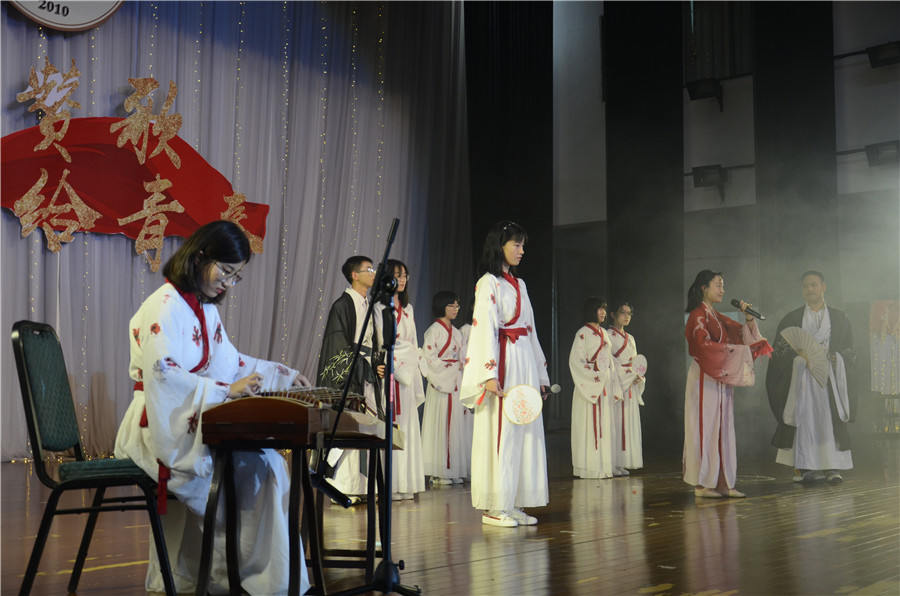 高二(1)班助演作品古诗《琵琶行》.JPG