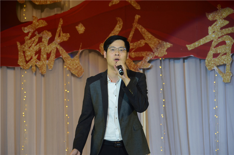 广东粤影传媒学校校长王尚老师作为嘉宾评委点评作品.JPG