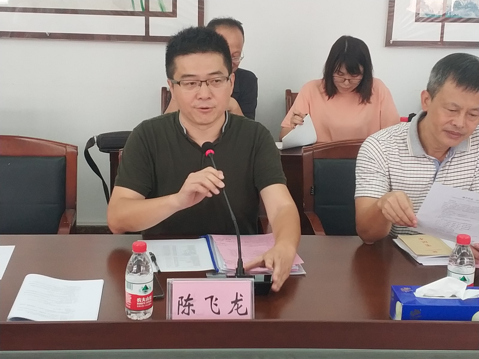 11 陈飞龙副主任主持会议.jpg