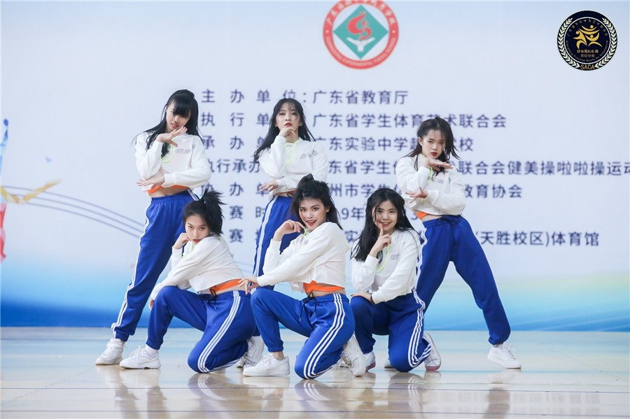 街舞小集体第一名.JPG