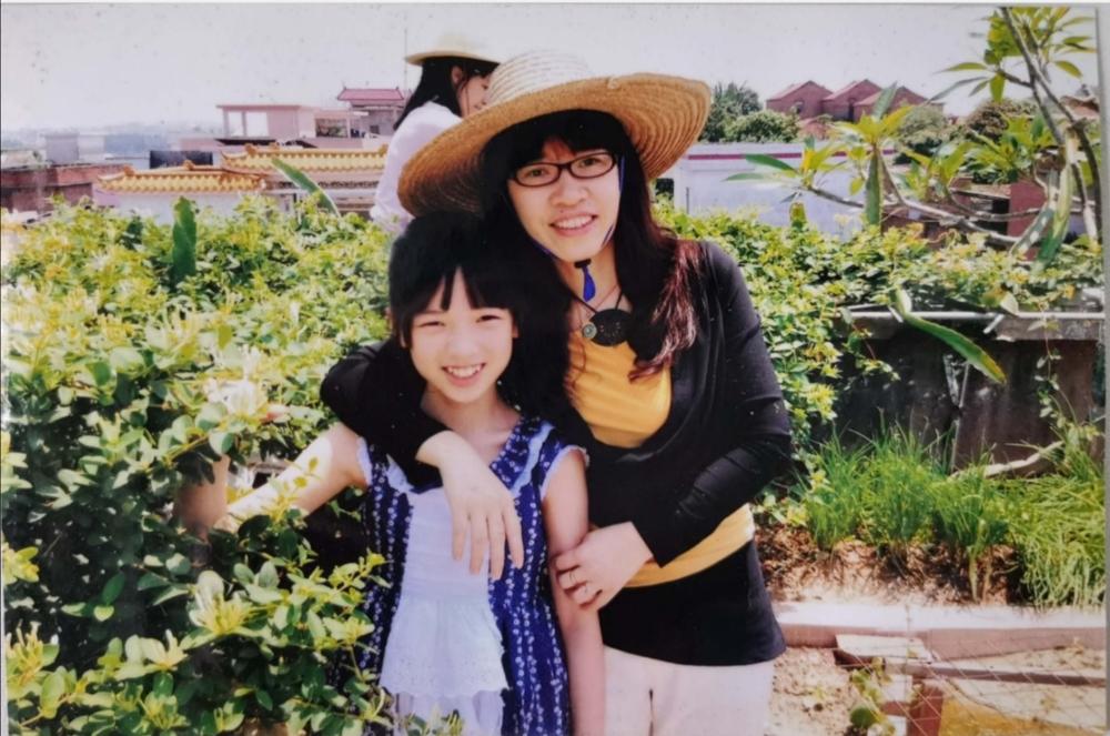 null 钟彦晴和妈妈.jpg