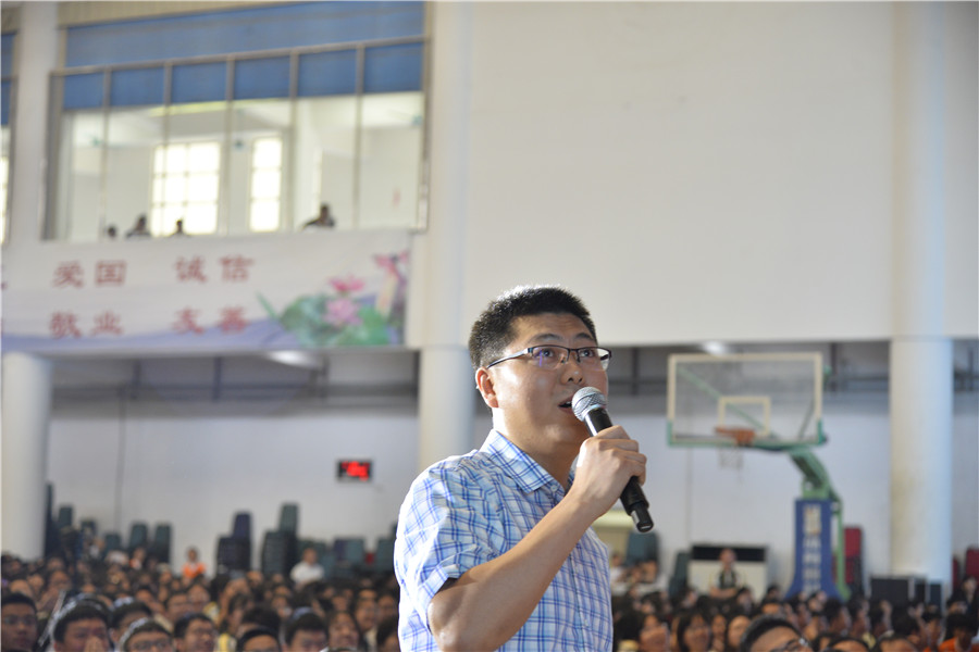 卢琦主任展示英文绕口令.JPG