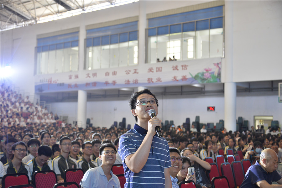 朱先桥主任主任展示英文绕口令.JPG
