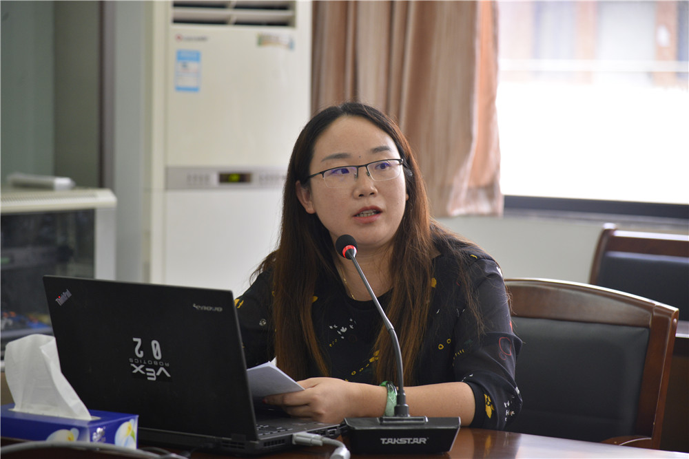 外国语学校伍岚老师发言.JPG