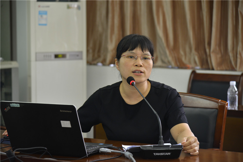 高级中学梁新梅老师发言.JPG