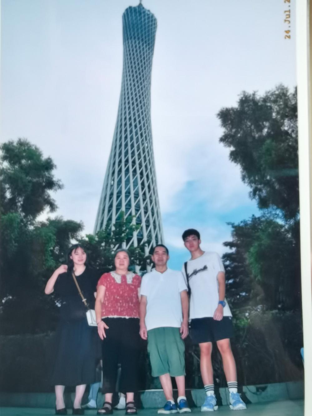 林裕松家长照片.jpg